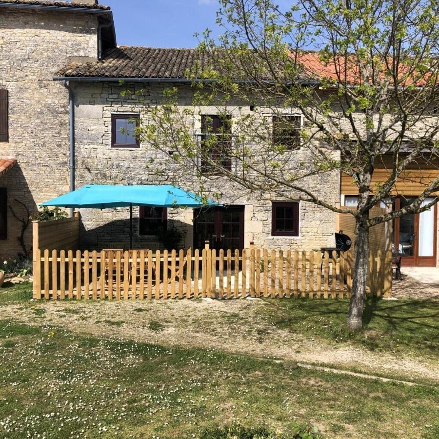Blacksmiths Cottage In Blanzay - 3 Beds Экстерьер фото