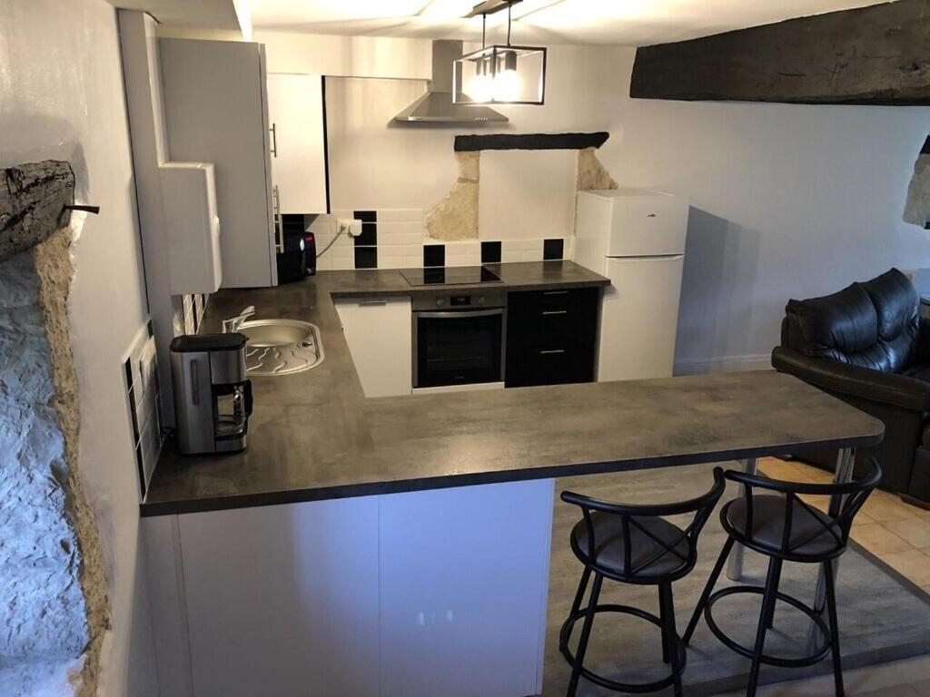Blacksmiths Cottage In Blanzay - 3 Beds Экстерьер фото