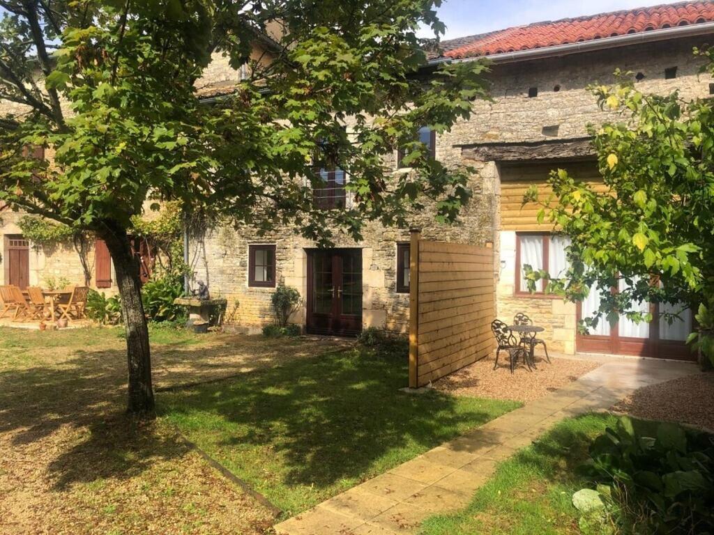 Blacksmiths Cottage In Blanzay - 3 Beds Экстерьер фото